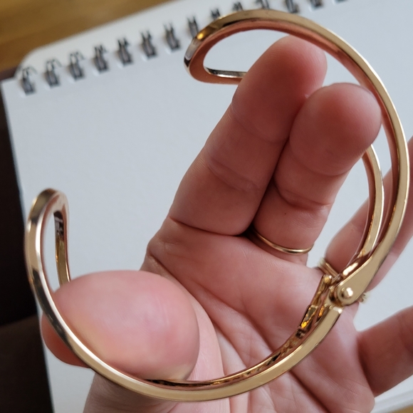 Gold tone clamper bracelet minimalist curved lines - Picture 3 of 11